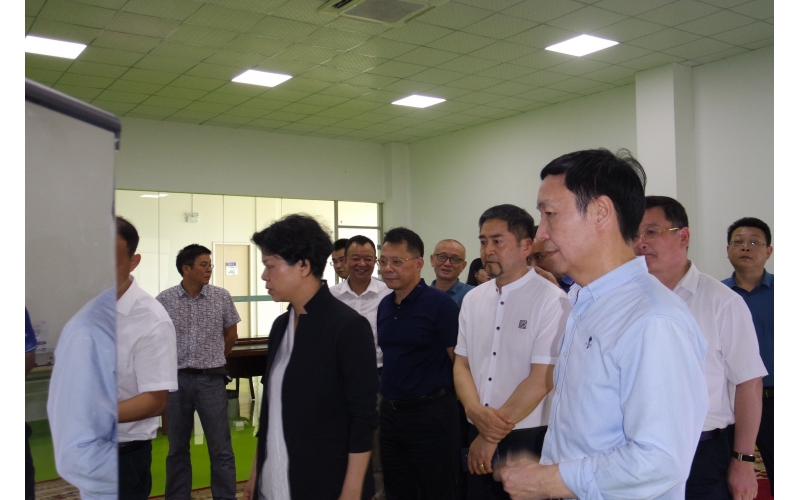 市委副書記、市長張迎春走訪智能制造企業(yè)，來我司調(diào)研，與我司高層領(lǐng)導(dǎo)親切會面。